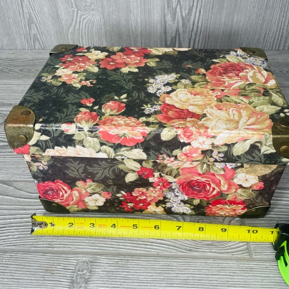 Random box sewing notions needles, looms, buttons, thread ,sewing machine parts - Picture 10 of 11